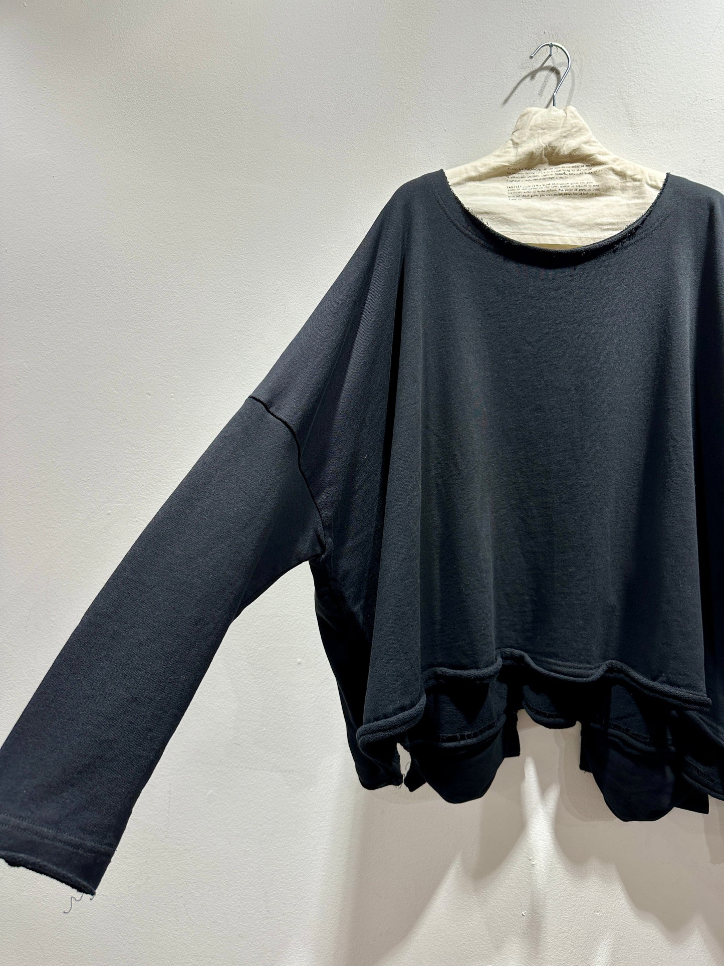 RUNDHOLZ - T-shirt over tasche, Black