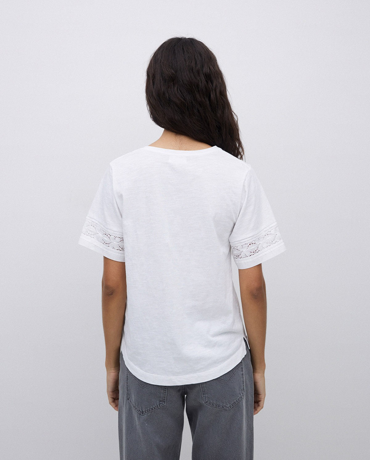 YERSE - T-shirt dettagli in pizzo, Bianco