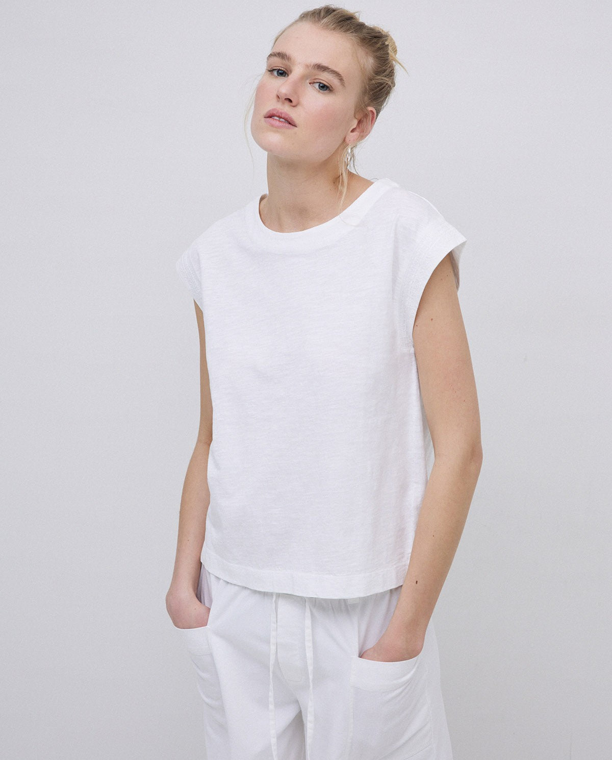 YERSE - T-shirt senza maniche con ricami, Bianco