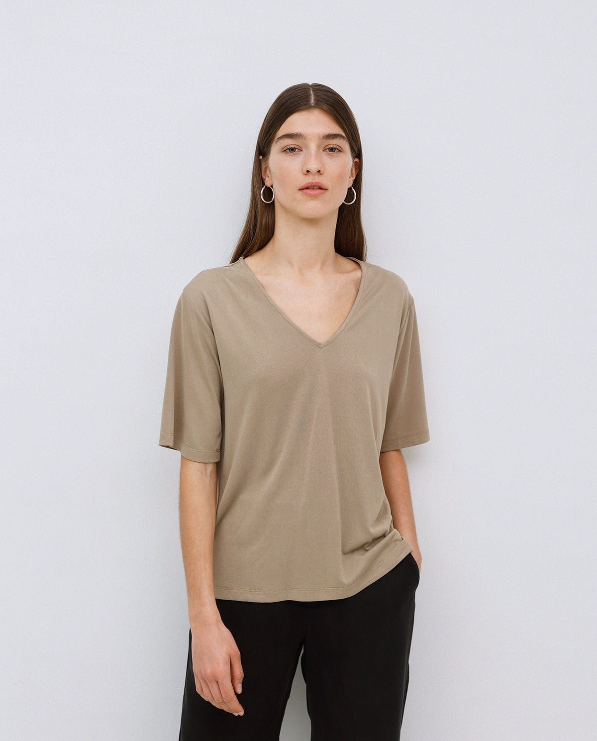 YERSE - T-shirt morbida scollo a V, Kaki