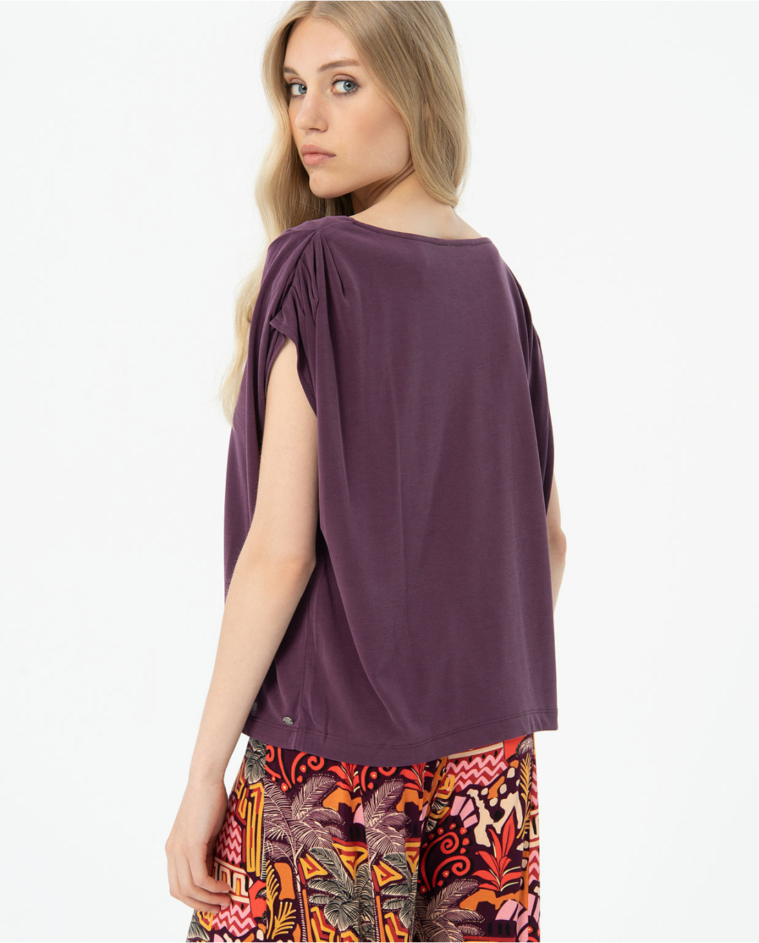 SURKANA - T-shirt morbida con maniche drappeggiate, Viola