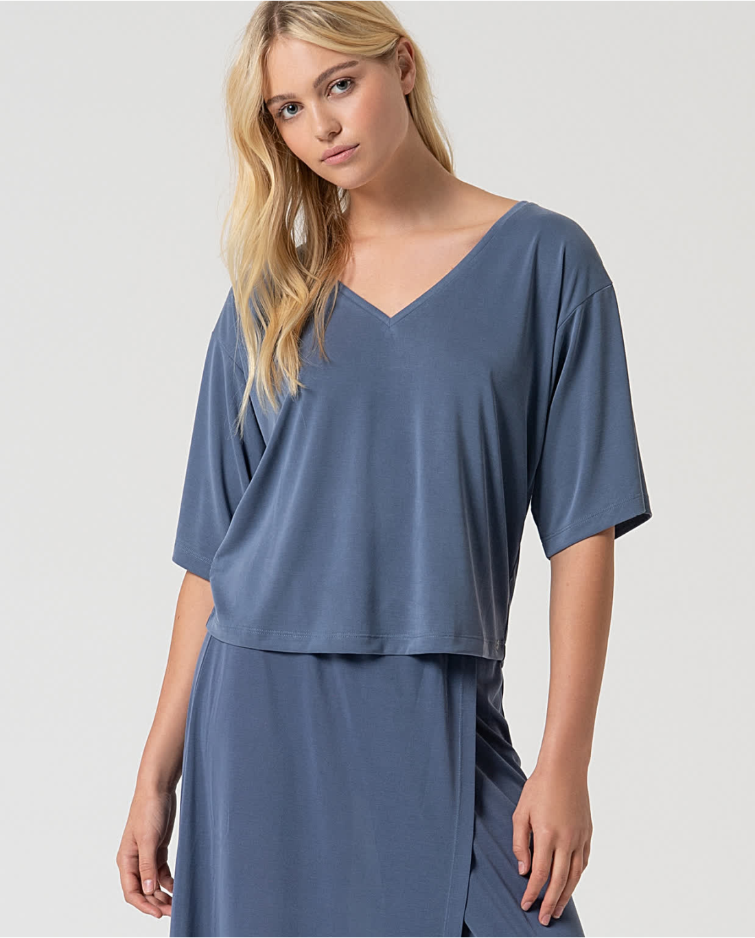 SURKANA - T-shirt scollo V con manica raglan, Indigo