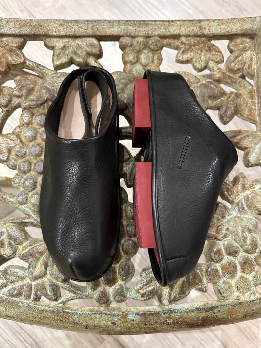 TRIPPEN - Scarpa Crescent Nera, suola Rossa