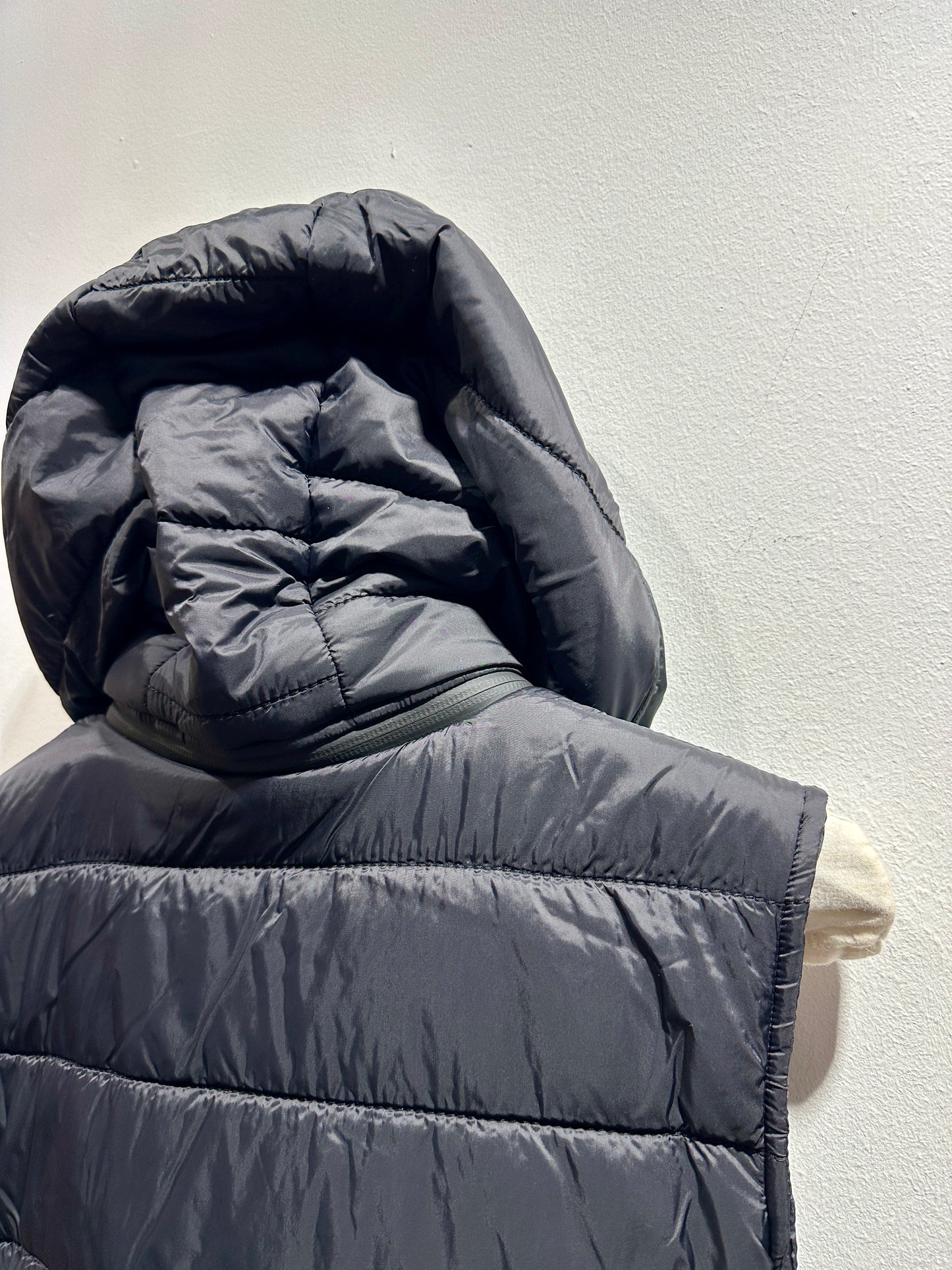 PLÜ - Piumino smanicato nero