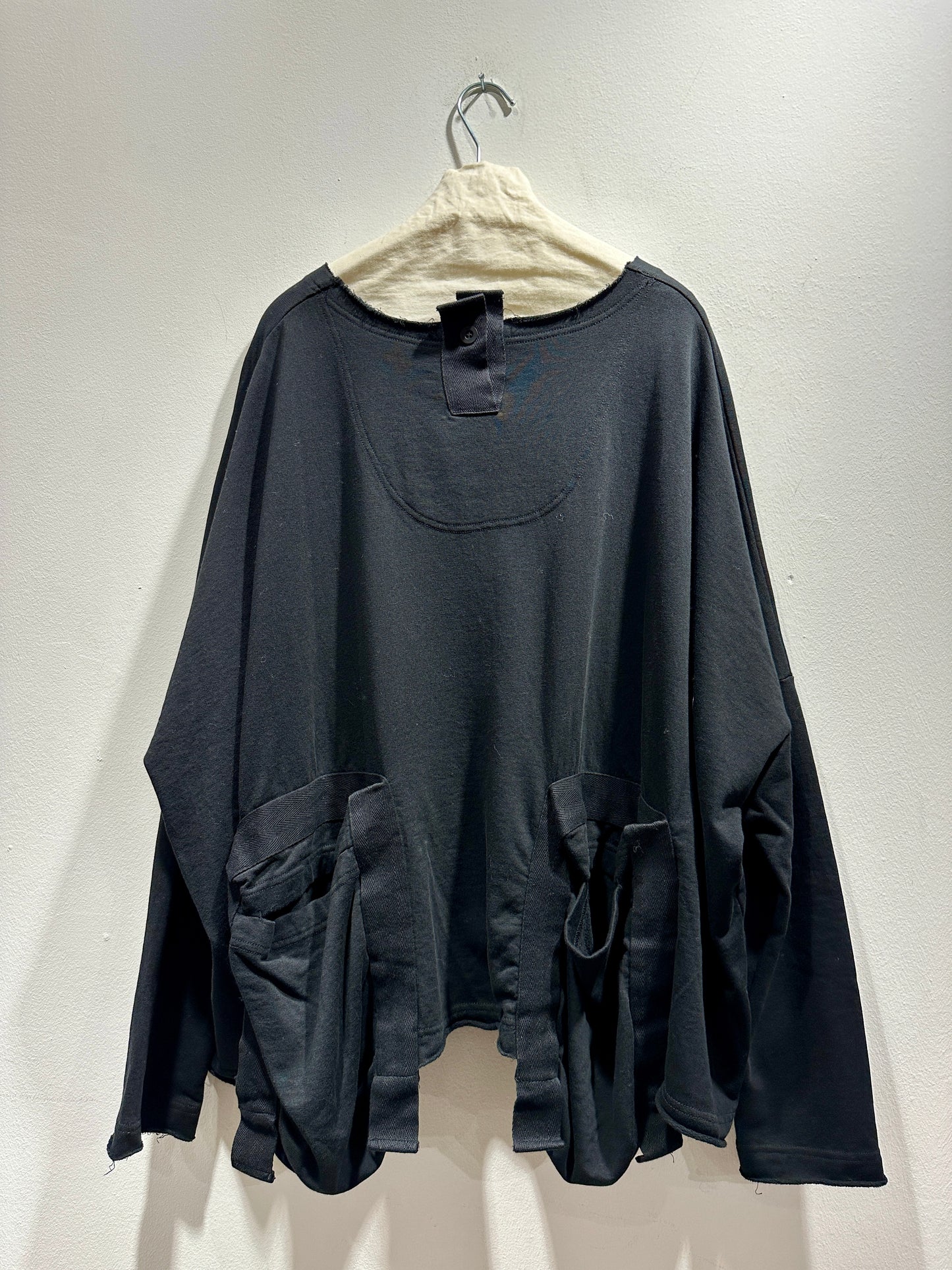 RUNDHOLZ - T-shirt over tasche, Black