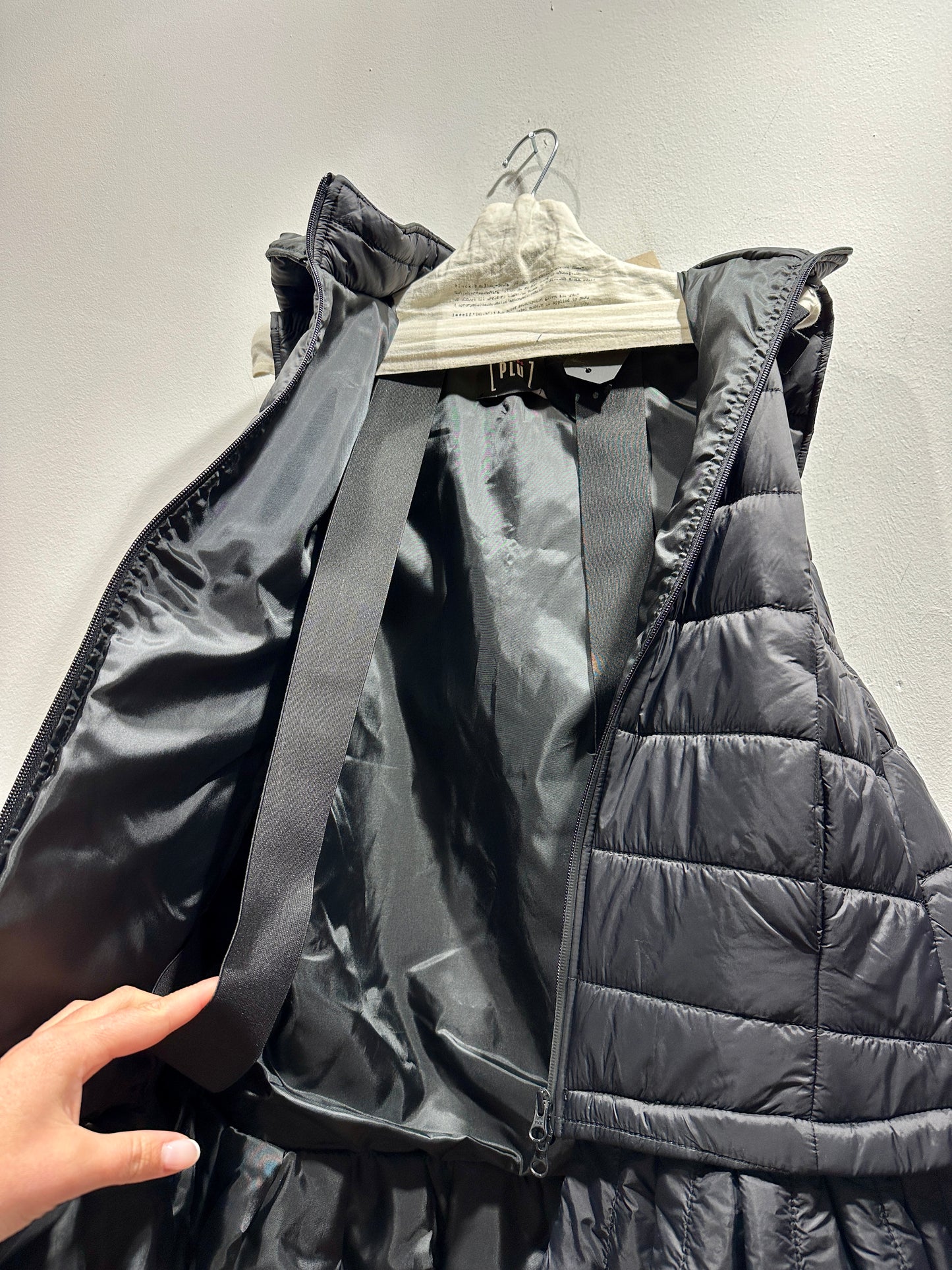 PLÜ - Piumino smanicato nero
