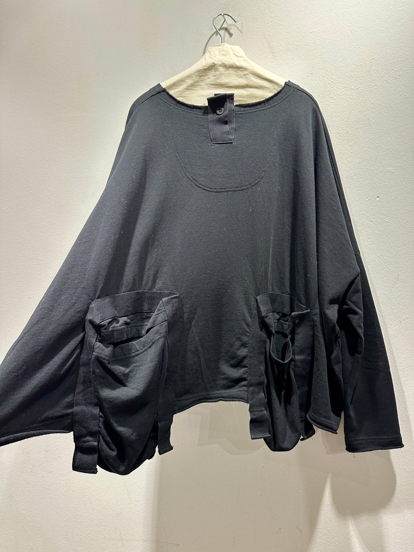 RUNDHOLZ - T-shirt over tasche, Black