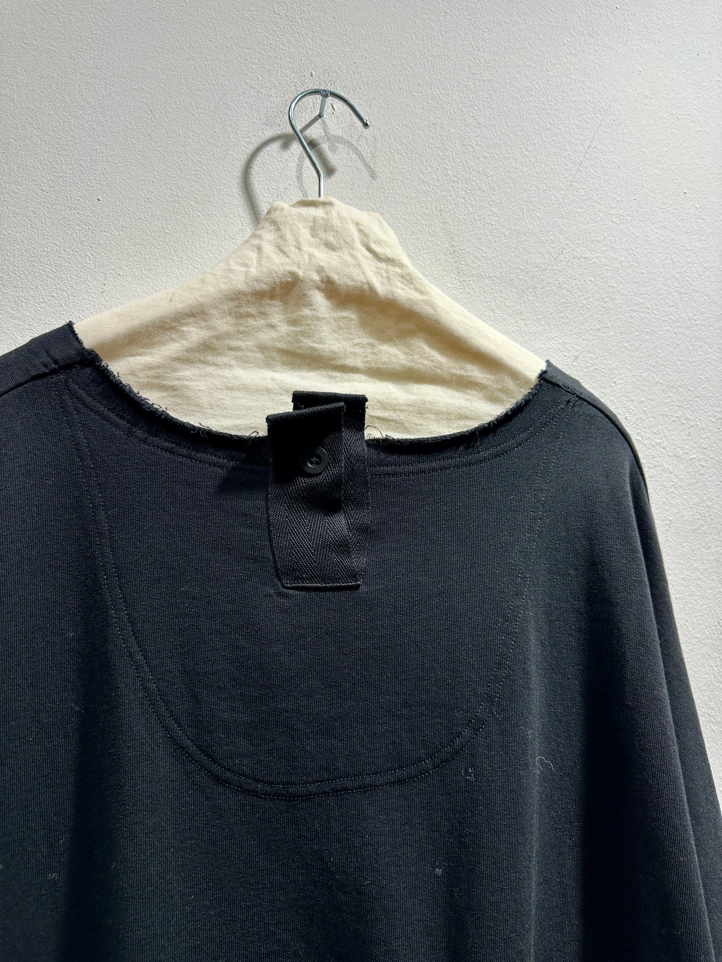 RUNDHOLZ - T-shirt over tasche, Black