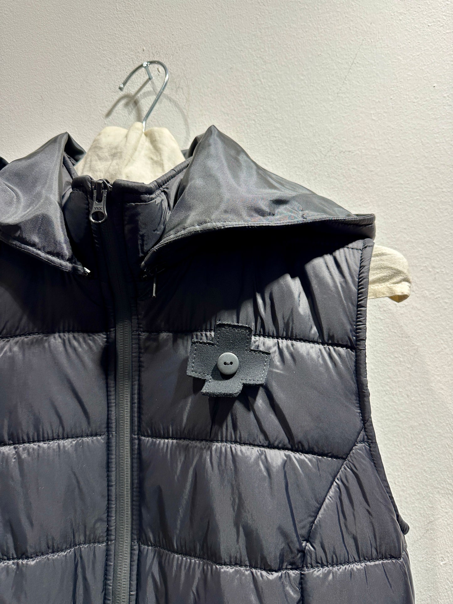 PLÜ - Piumino smanicato nero