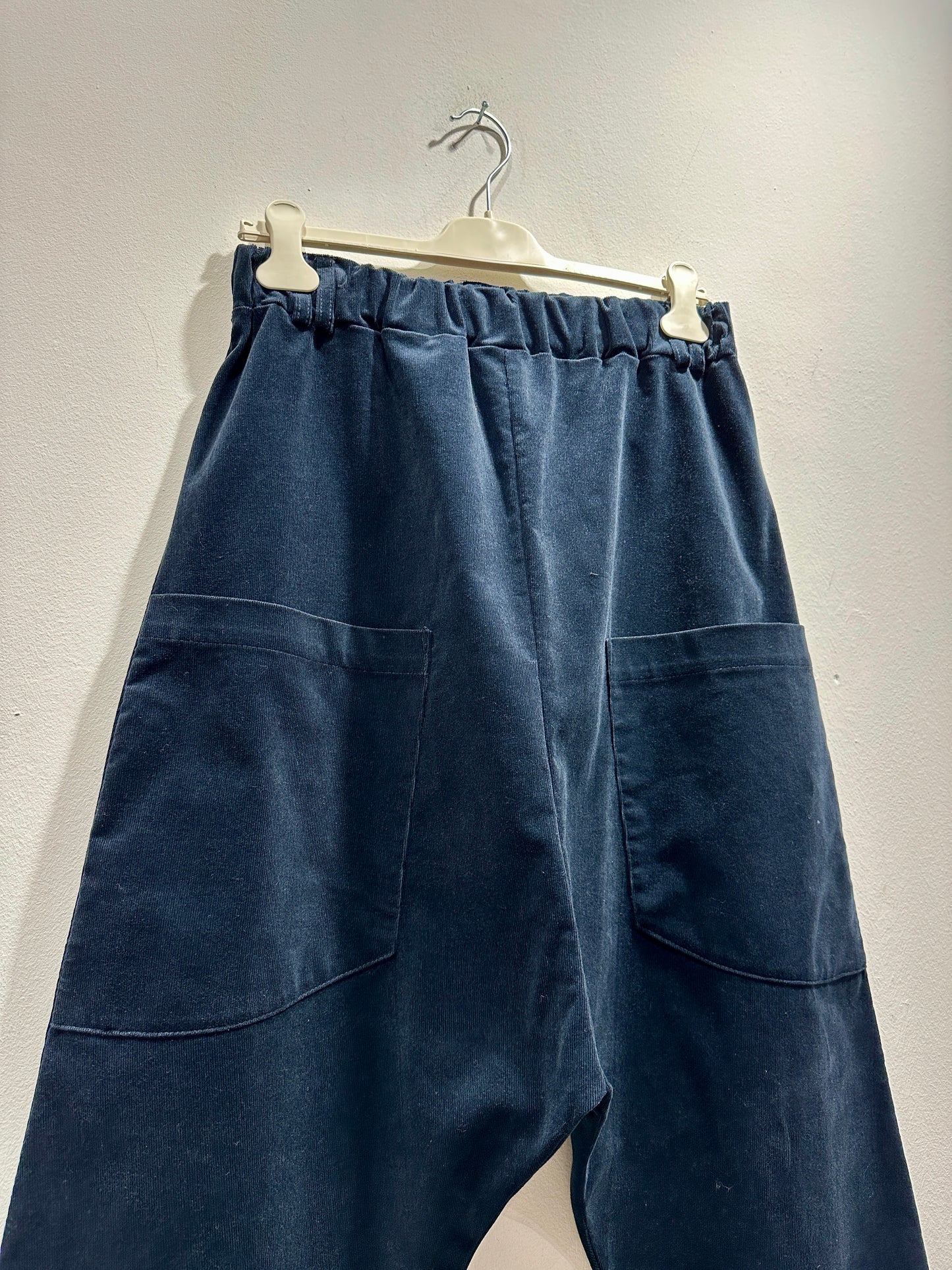 ThiPo - Pantalone cavallo basso in velluto, Blu