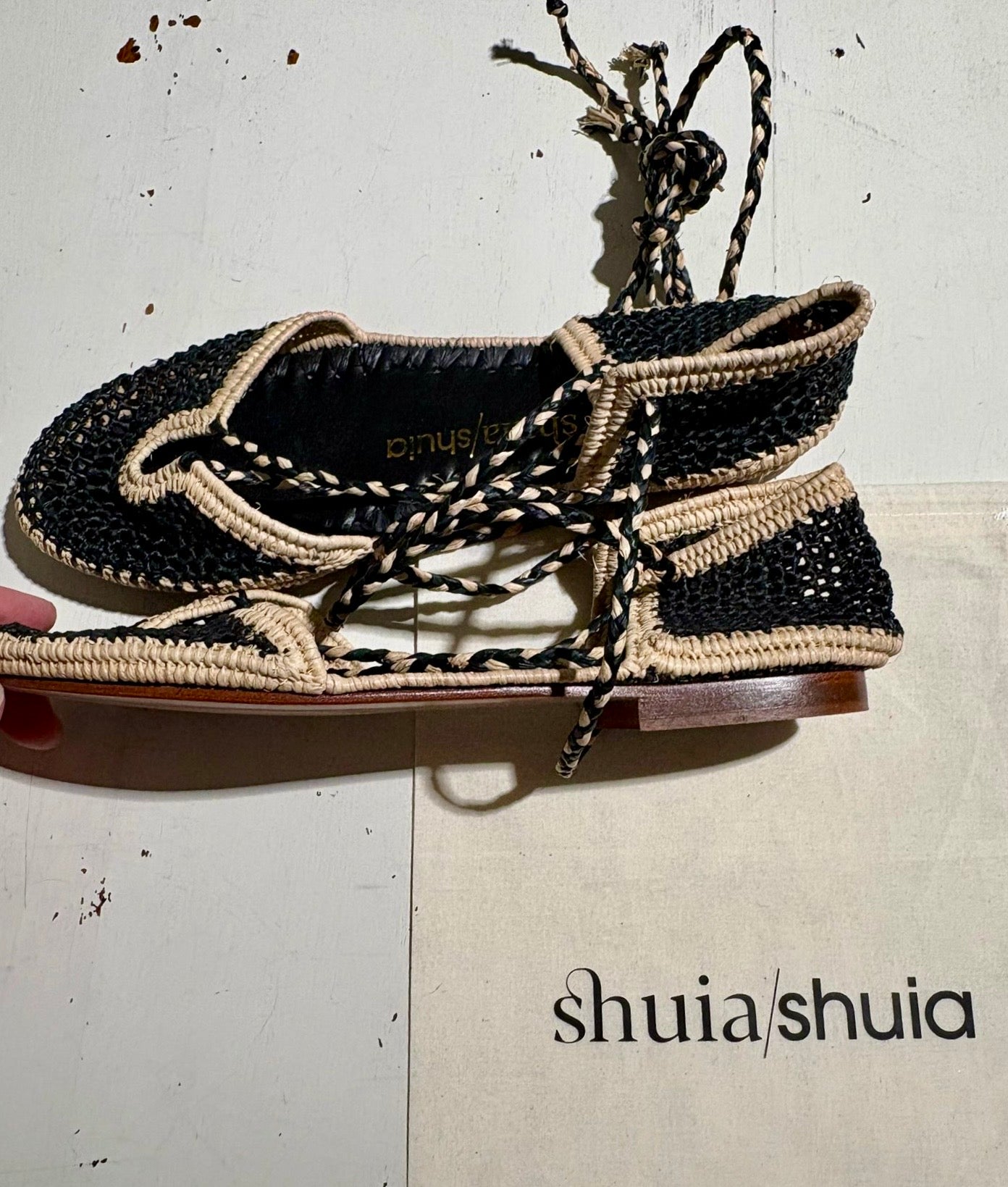 SHUIA SHUIA - Sandalo Rabat, Nero/Naturale
