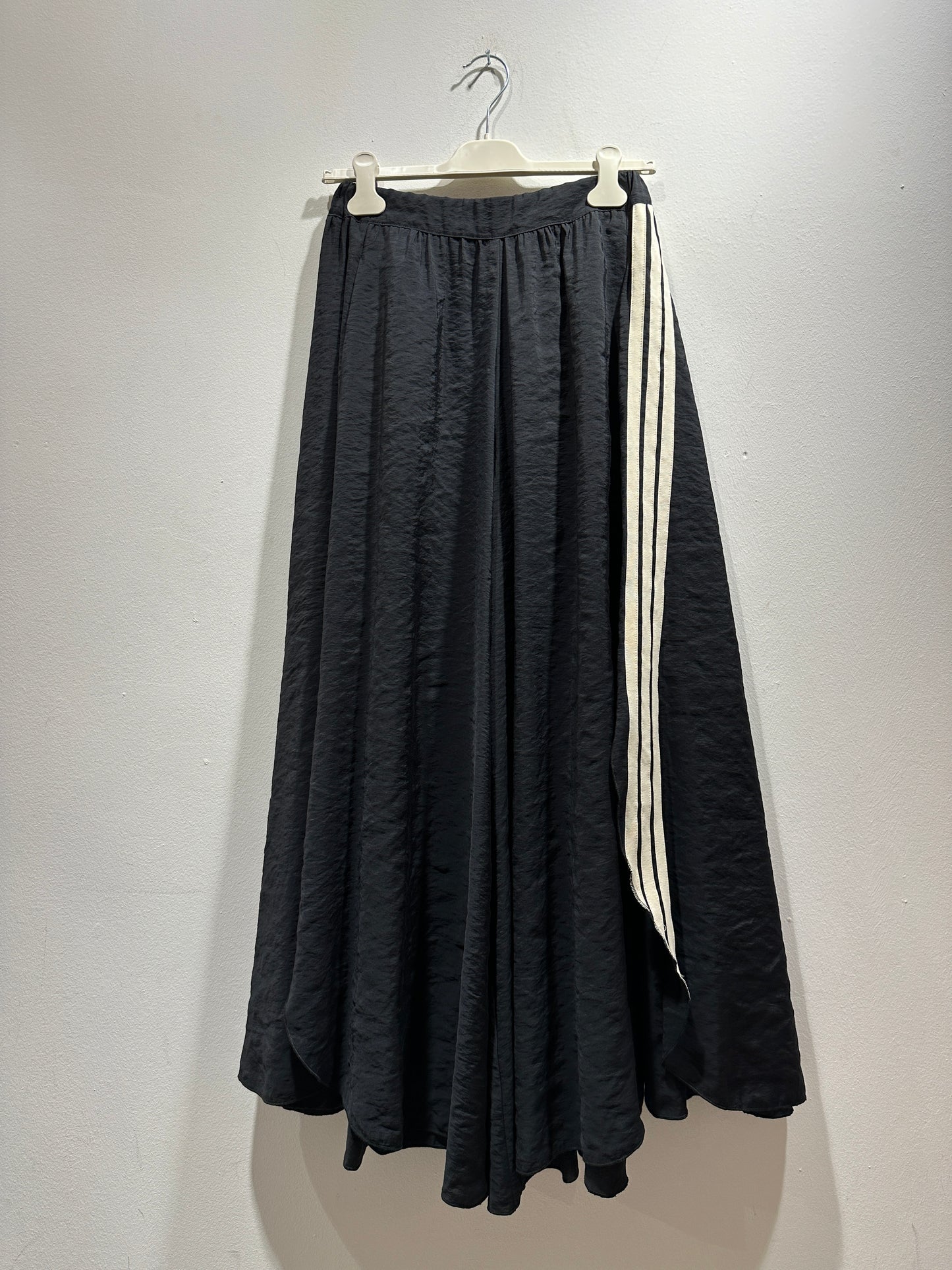 TADASHI - Pantalone ampio con spacchi e banda laterale