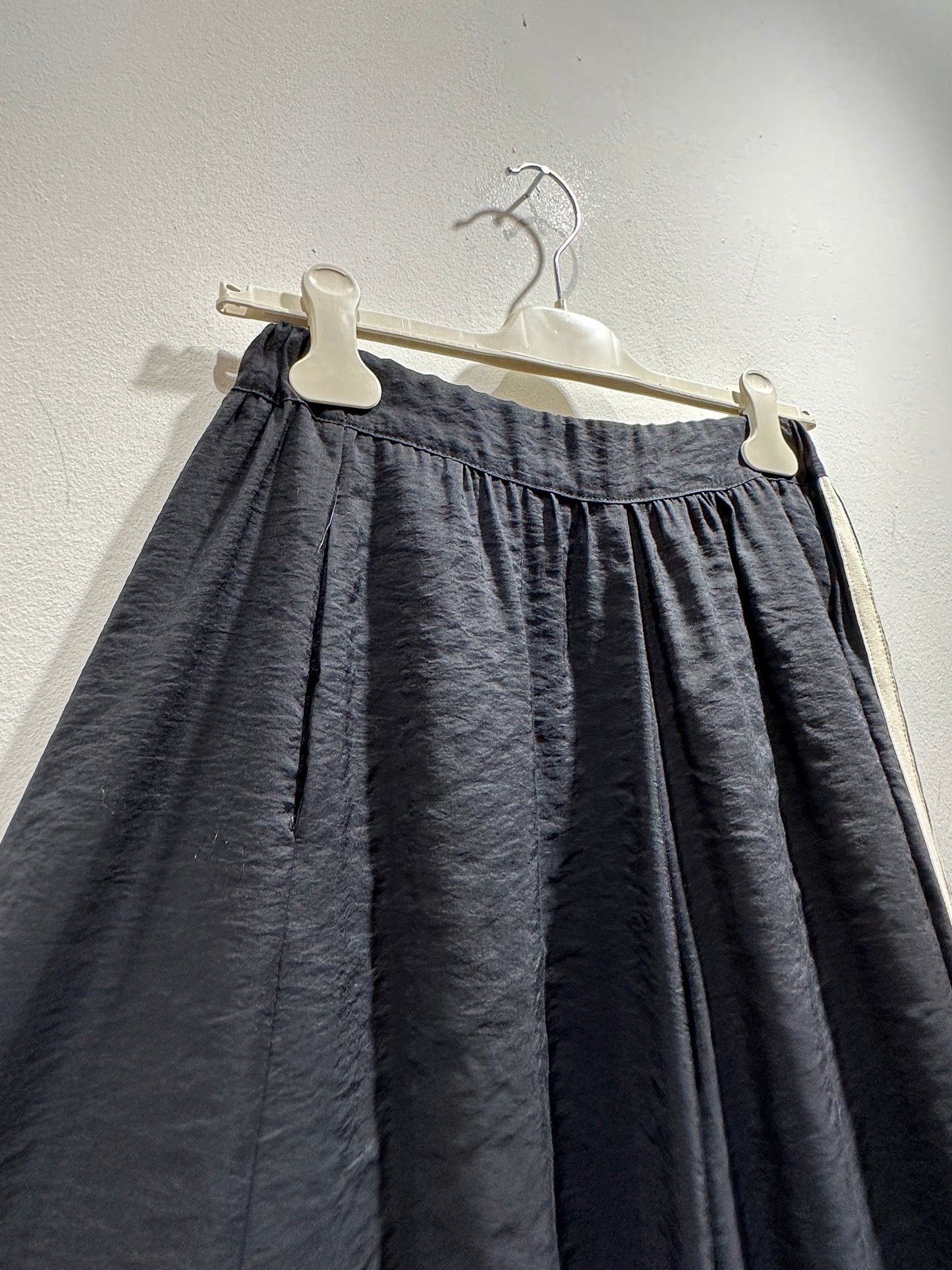TADASHI - Pantalone ampio con spacchi e banda laterale