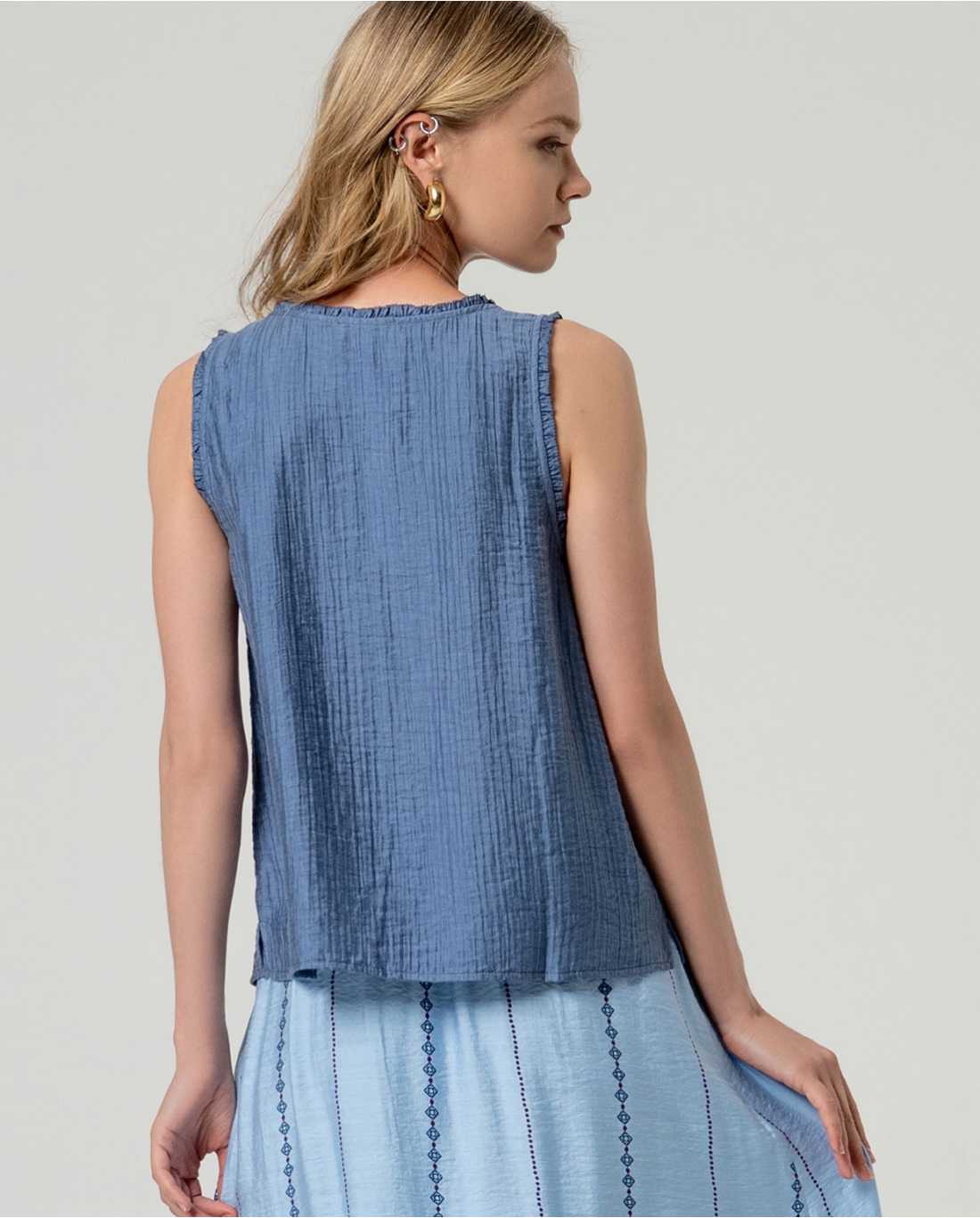 SURKANA - Top scollo a V in viscosa, Blu