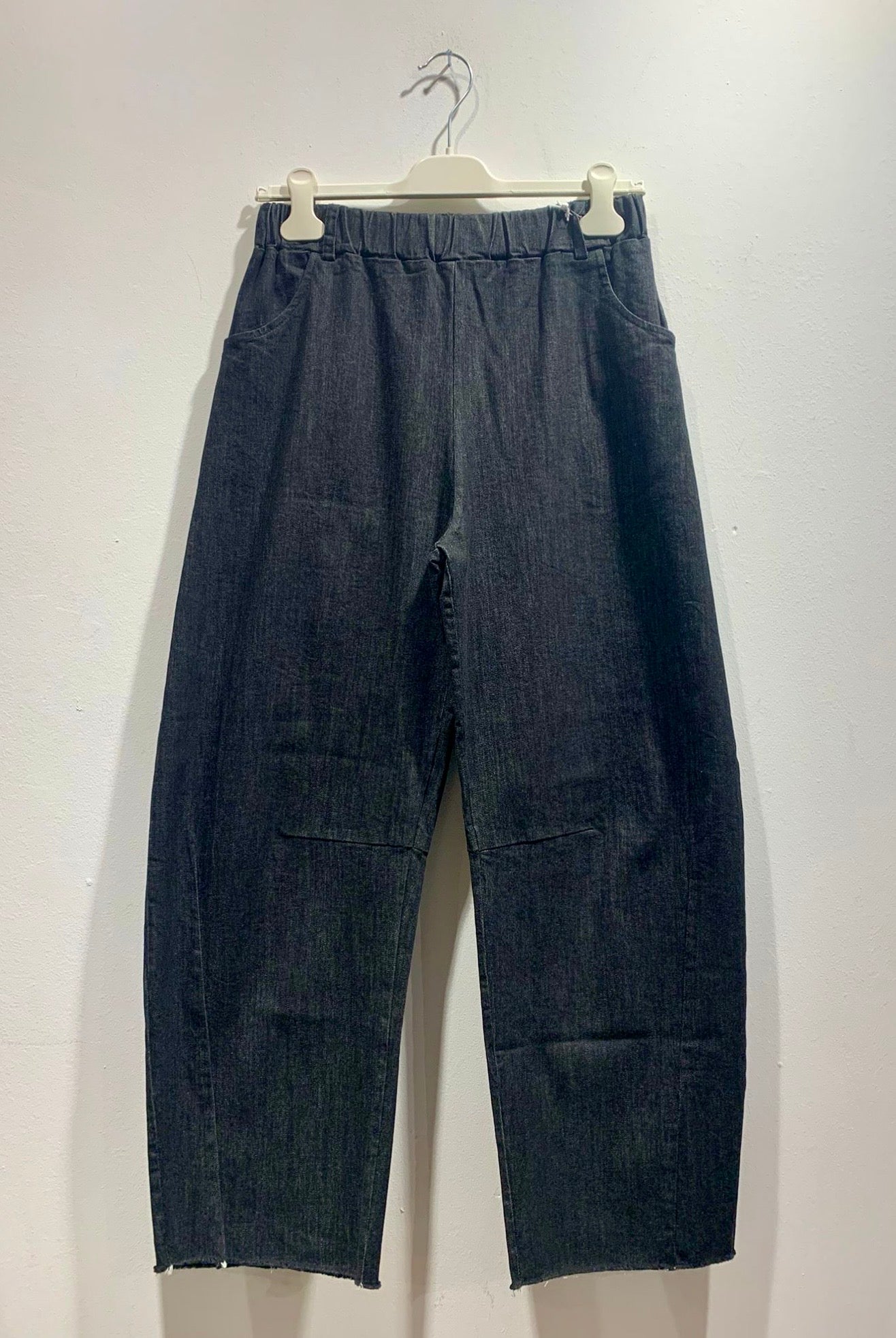 ThiPo - Pantalone sfrangiato in denim, Nero