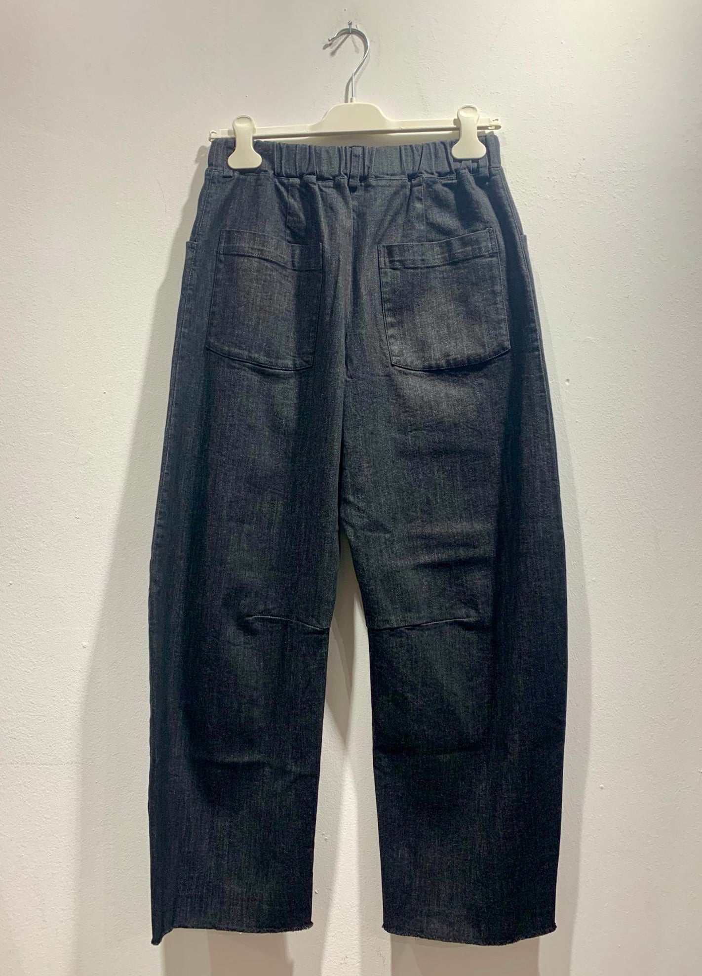 ThiPo - Pantalone sfrangiato in denim, Nero